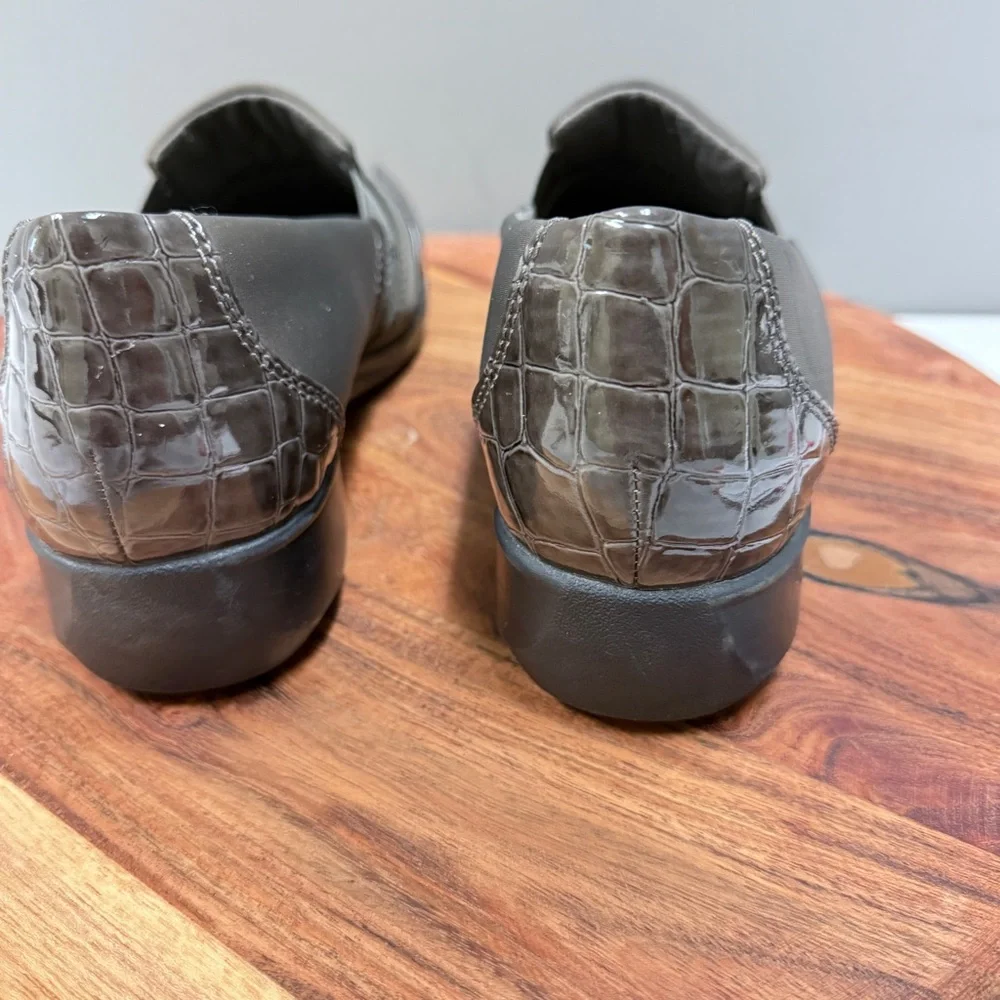 Clarks Womens Brown Croc Embossed Slip On Loafers Low Wedge Shoes Comfort‎